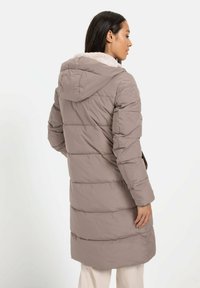 Pufferjas in licht taupe met een capuchon, voorzien van een zachte, bontachtige kraag, een gekleed ontwerp en lange mouwen met elastische manchetten.