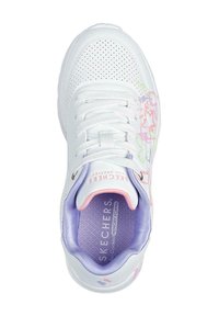 Zapatillas deportivas blancas con detalles de malla, cierre de cordones y acentos coloridos que presentan patrones en rosa y verde en los lados. Plantilla texturizada.
