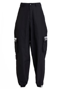 Svarta cargobyxor i lätt tyg, med två sidofickor för cargo med märkespatchar och elastiska mudd vid anklarna.
