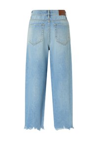 Jeans in denim blu chiaro con una linea ampia, orlo sfilacciato e due tasche posteriori. Presentano una targhetta in pelle marrone sulla vita.