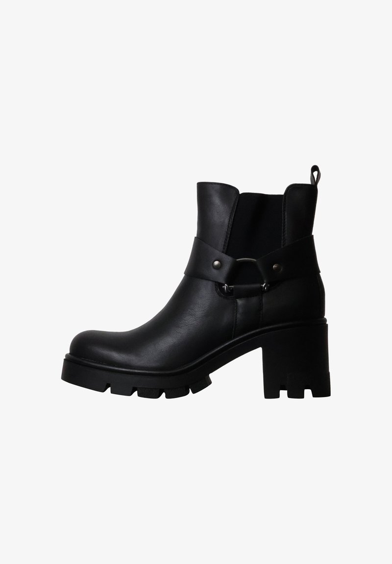 Bottine noire en cuir avec talon bloc épais, bride décorative avec anneau en métal et languette à l'arrière.