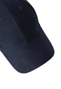 Marineblaue Basecap mit gebogenem Schirm, gestickten Details und Belüftungsöffnungen, aus einem glatten Stoffmaterial gefertigt.
