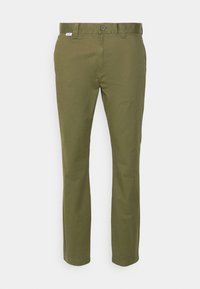 Chino in cotone verde oliva con vestibilità dritta, chiusura con bottone e linee pulite, caratterizzati da un discreto etichetta con logo sulla vita.