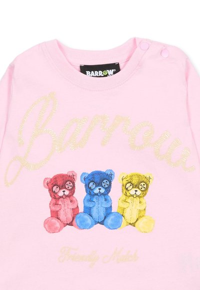 T-shirt in cotone rosa con la scritta "Barrow" in oro, decorata con tre grafiche di orsi di peluche in rosso, blu e giallo con accenti a forma di bottone.