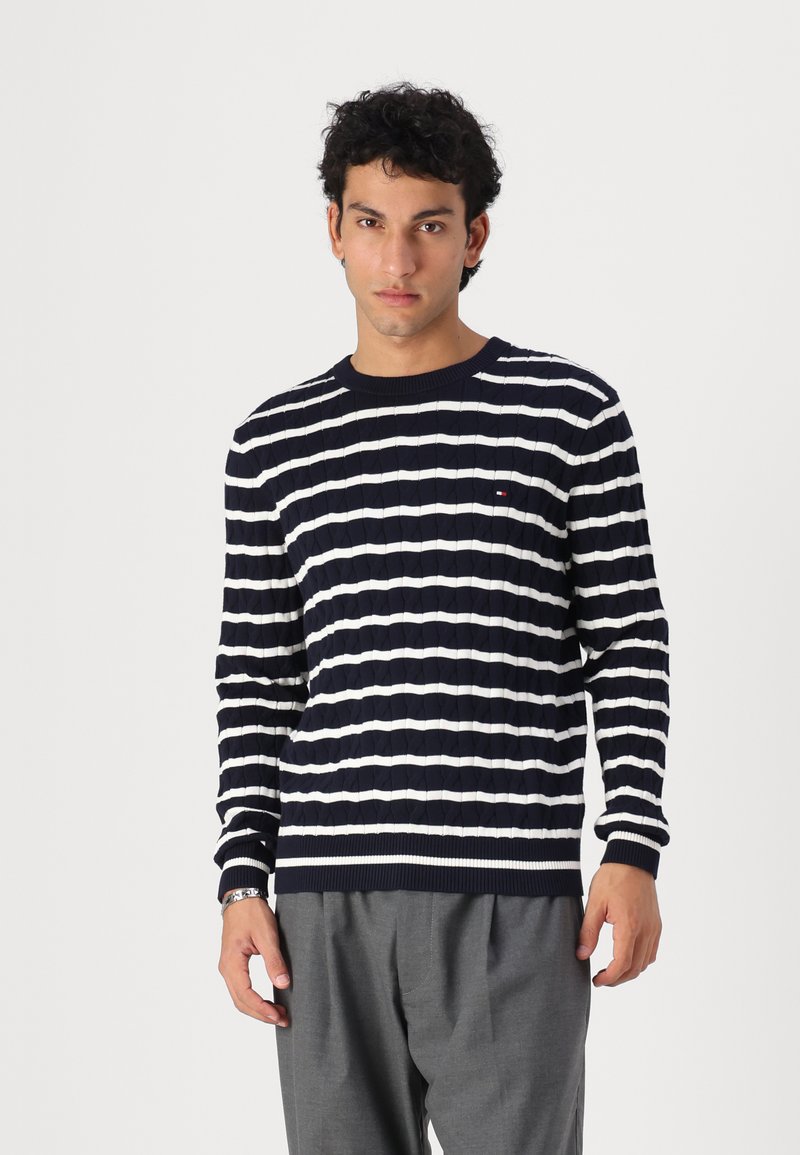 Tommy Hilfiger CLASSIC CABLE CREW NECK - Jersey de punto - desert sky/ivory petal