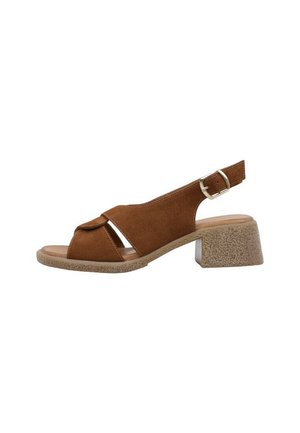 Sandale à bout ouvert en daim marron avec un talon épais texturé, une bride de cheville ajustable et un design croisé à l'avant.