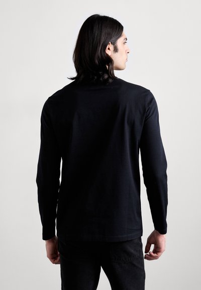 Svart langermet T-skjorte med rund hals og rett passform. Laget av mykt stoff, har den et ensfarget design og minimal søm.