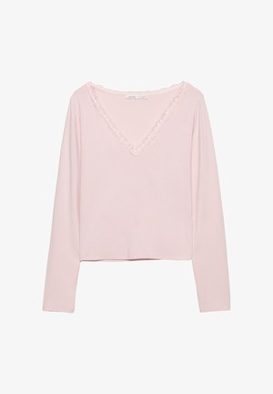 Roze top met lange mouwen en een V-halslijn, voorzien van een geschulpte kanten rand. Gemaakt van zacht materiaal met een ontspannen pasvorm.