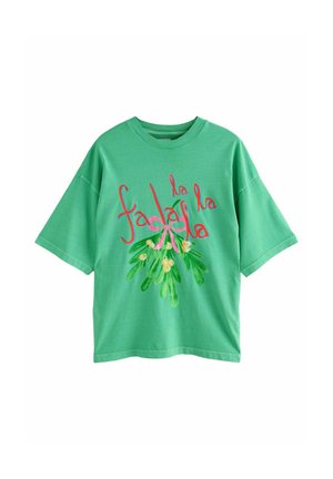 Groen katoenen T-shirt met korte mouwen, voorzien van een grote afbeelding van maretak met roze accenten en de tekst "fa la la" in rood.