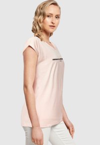 Merchcode FRAUEN HOPE EXTENDED SHOULDER  - Apdrukāts T-krekls - pink