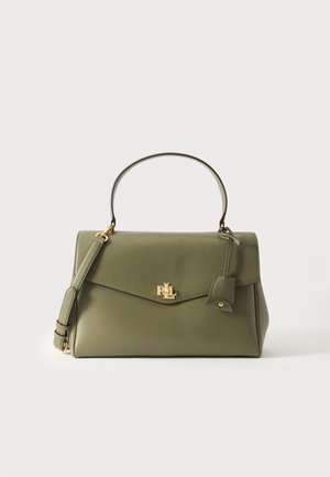 Olivgrüne Lederhandtasche mit oberem Griff, verstellbarem Schulterriemen und goldenem RL-Logo auf der vorderen Klappe, auf weißem Hintergrund platziert.