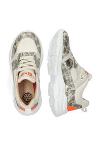 Sport sneakers met een beige mesh bovenwerk en grijze dierenprintaccenten, een witte chunky zool en feloranje details op de hak.