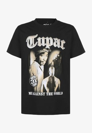 Camiseta negra con tres retratos en tonos sepia de Tupac Shakur, texto grande "Tupac" arriba, insignia "Certificado 3X Platino" y texto "ME AGAINST THE WORLD" abajo.