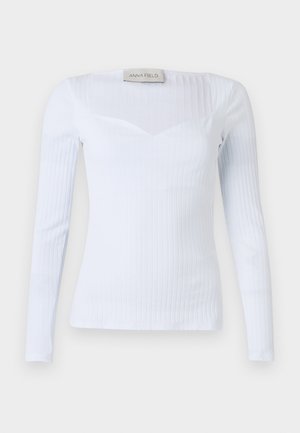 Cămașă albă cu mânecă lungă, din material ribbed, cu decolteu pătrat, confecționată din țesătură elastică, având o textură subtilă și un design aderent.