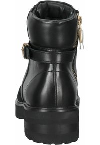 Bottine en cuir noir avec col rembourré, fermeture éclair latérale, sangle à boucle et semelle épaisse crantée, vue de dos.