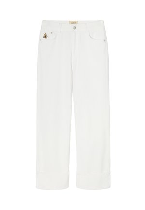 Biele skrátené nohavice s preloženými manžetami, predným gombíkom a zipsom, piatimi vreckami a malou vyšívanou včielkou na prednom pravom vrecku.