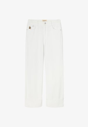 Valged lühendatud püksid, millel on ülespööratud mansetid, ees nupud ja tõmblukk, viis taskut ning väikene beež tikand paremal eesmisel taskul.