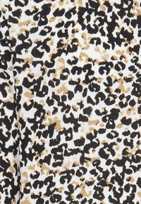 Tessuto a stampa leopardata con una combinazione di macchie nere e oro su uno sfondo bianco, con una superficie morbida e testurizzata.