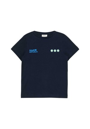 Marineblaue kurzärmelige T-Shirts mit dem Text „GAME ON, LET'S PLAY!“ und drei kleinen Tennisball-Icons auf der Brust.