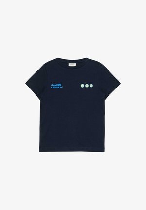 Marineblauw t-shirt met korte mouwen, bedrukt met de tekst "GAME ON, LET'S PLAY!" en drie kleine tennisballen op de borst.