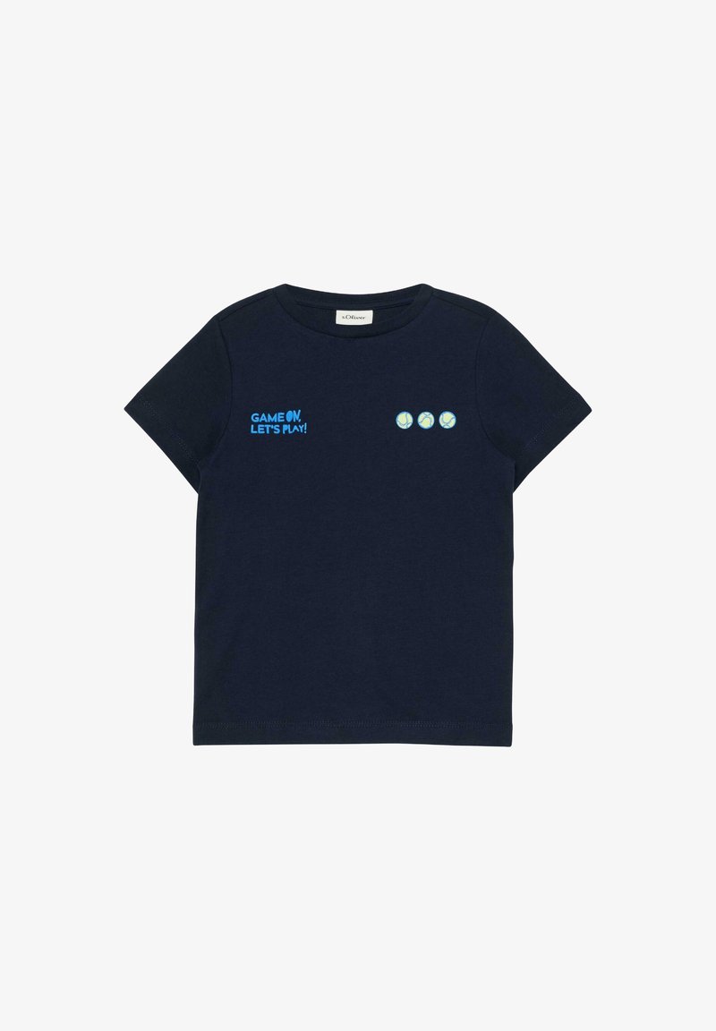 T-shirt bleu marine à manches courtes avec le texte « GAME ON, LET'S PLAY ! » et trois petites icônes de balles de tennis sur la poitrine.