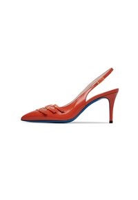 Tacco slingback in pelle patent rossa con punta affilata, accentuazione blu sulla suola e tre dettagli con fibbie sulla fascia anteriore.
