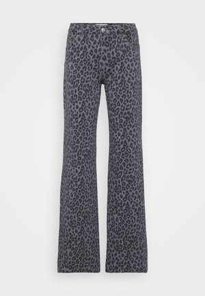 Grijze, uitlopende jeans met een zwart luipaardpatroon. Ze hebben een knoopsluiting en een vijfzakkenontwerp.