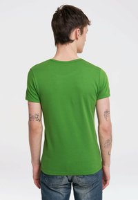 Green crew-neck t-shirt made of smooth cotton, featuring short sleeves and a fitted design, seen from the back.