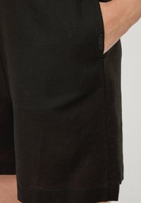 QS KURZER OVERALL MIT REVERSKRAGEN - Jumpsuit - schwarz
