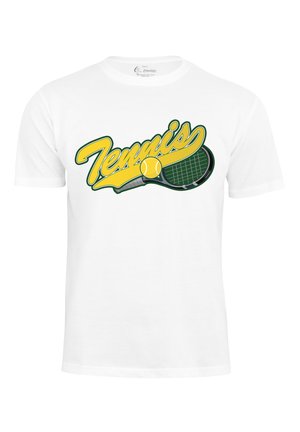 Weißes Baumwoll-T-Shirt mit einem Grafikdesign, das "Tennis", einen Tennisschläger und einen gelben Tennisball zeigt. Grün-gelbes Farbschema.