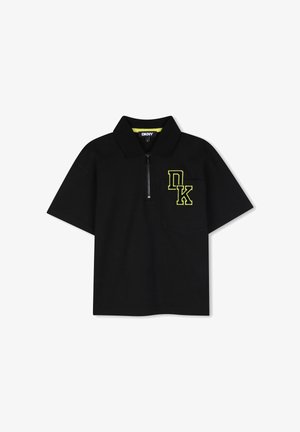 Zwart polo shirt met korte mouwen, kwart rits en een voorzak met geel omrande "DK" letters op de borst.