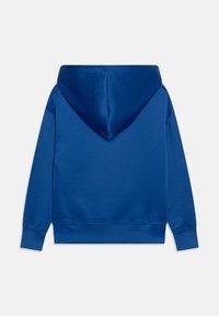 Modrá mikina s kapucí a hladkým povrchem, vybavená středně umístěnou kapucí a žebrovanými manžetami. Žádné viditelné vzory ani kovové detaily.