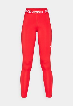 Las mallas rojas Nike Pro presentan una cintura alta con una marca blanca, un tejido liso y elástico, y un diseño ajustado que se adapta a las piernas.