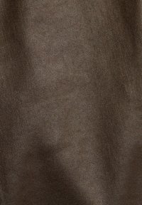 Brunt tyg med en slät textur, med en subtil lyster. Materialet är tätt vävt och uppvisar en jämn färg och mjuk yta.