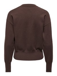 Bruine gebreide trui met een losse pasvorm, geribbelde manchetten en een ronde halslijn. Soepele textuur met een effen kleur en minimale details.