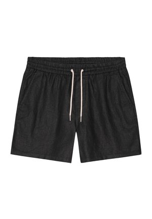 Shorts noirs, arrivant au genou, en tissu texturé avec une taille élastique et un cordon de serrage de couleur claire. Deux poches latérales sont visibles.