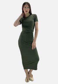 Olivegrünes, figurbetontes Kleid mit kurzen Ärmeln, einem Wickeldesign und einem goldenen Schnallenakzent an der Taille. Weicher, dehnbarer Stoff in Maxi-Länge.