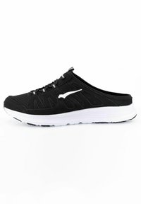 Svart slip-on sko med mesh-överdel, vit sula och accent. Har elastiska snören, texturerad design och en böjd baksida för enkel användning.