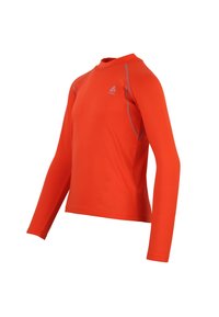 Rash guard à manches longues, orange, fabriqué dans un matériau lisse et extensible. Il présente des coutures à plat et un col arrondi pour le confort et la flexibilité.
