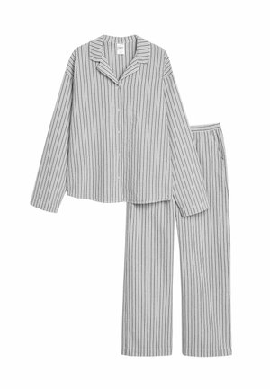 Raidallinen pyjama-setti harmaan ja valkoisen sävyissä. Pitkähihainen napillinen pusero lovikauluksella sekä siihen sopivat suorat lahkeiset housut joustovyötäröllä.