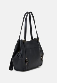 Sort læder tote taske med tekstureret overflade, guldfarvede metaldele, dobbelt skulderstropper og en frynse detalje. Har en lynlåslomme.