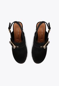 Czarne zamszowe klapki z zaokrąglonym noskiem, z oparciem na piętę, złotymi akcentami oraz dekoracyjną broszką po boku.