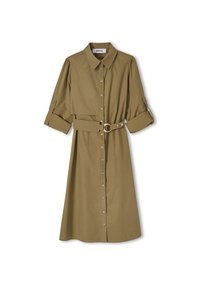Vestido camisa verde oliva con botones en la parte frontal, cuello tipo polo, mangas enrolladas y cinturón de tela a juego con hebilla de metal.