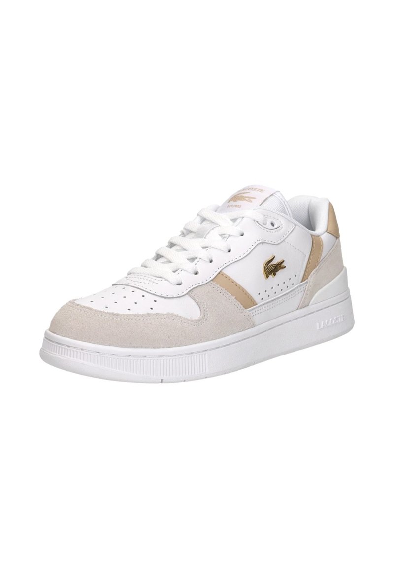 Sneaker basse bianca e beige con punta traforata, chiusura con lacci e logo coccodrillo dorato sul lato e sulla linguetta.