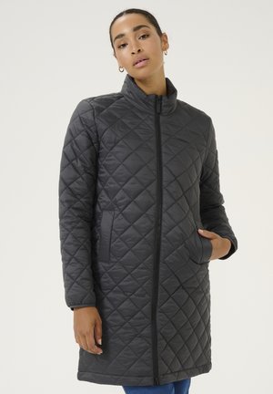 Manteau matelassé gris foncé avec un col haut, fermeture éclair sur le devant et poches latérales. Il présente un motif en losange et des manches longues.