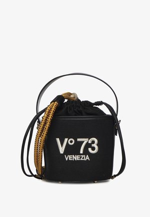 Borsa a secchiello nera con scritta bianca "V°73 Venezia", chiusura a coulisse, sottili manici in pelle e dettaglio di corda intrecciata gialla e nera.