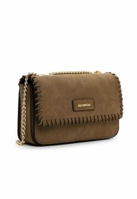 Borsa in suede marrone con tracolla in catena dorata, cuciture decorative lungo i bordi e un'etichetta dorata del marchio sul davanti.