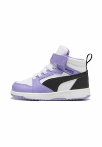 Wysokie sneakersy w kolorach białym, fioletowym i czarnym. Posiadają teksturowaną syntetyczną cholewkę, zapięcie na sznurówki, rzep oraz gumową podeszwę.