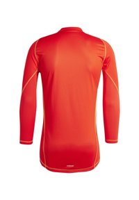 Rode lange mouw prestatiekleding gemaakt van gestructureerde stof, met gele stiksels en een rechte zoom. Geschikt voor actieve kleding.