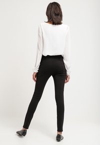 Guess Tygbyxor - black